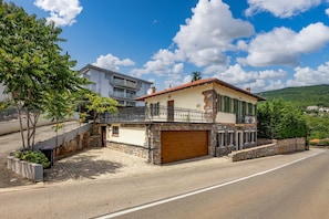 Familienvilla, Mehrere Schlafzimmer, Bergseite (Villa Okra With Pool) | Außenbereich