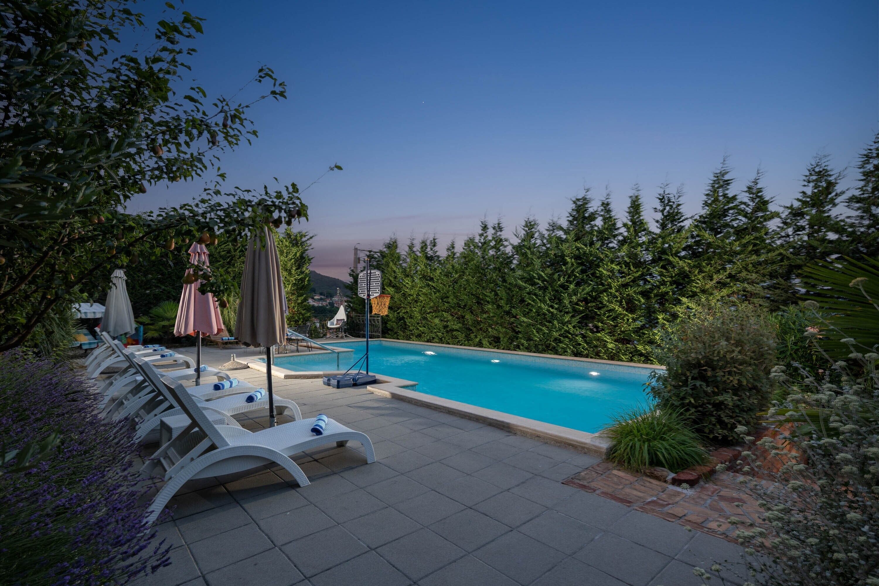 Hồ bơi ngoài trời phục vụ theo mùa 