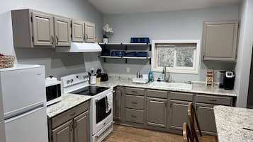 Geladeira, micro-ondas, fogão, cooktop