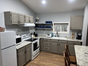 Jääkaappi, mikroaaltouuni, uuni, liesi