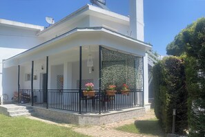 Exterior - Durres 2-beds, Garden, Parking, 100m to Beach (Ishëm)