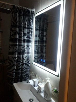 Bathroom - Durres 2-beds, Garden, Parking, 100m to Beach (Ishëm)