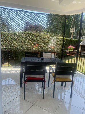Outdoor dining - Durres 2-beds, Garden, Parking, 100m to Beach (Ishëm)