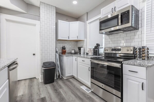 Refrigerador, microondas, horno y parrilla de estufa 