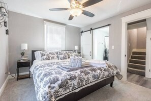 4 bedrooms, desk, iron/ironing board, free WiFi - Discover Kansas City in Style (Kansas City)