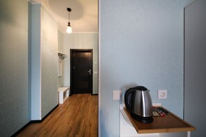 Minibar, Zimmersafe, Schreibtisch, Verdunkelungsvorhänge