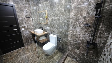 Habitación de lujo doble | Baño | Ducha y cabezal de ducha con hidromasaje