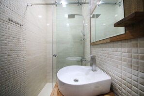 Standard-Zweibettzimmer | Badezimmer | Dusche, Hydromassagedusche, kostenlose Toilettenartikel, Haartrockner