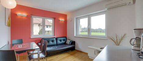 Appartamento familiare, 2 camere da letto, lato montagna (Wellness Suite Tulip) | Area soggiorno | TV a schermo piatto 21 pollici con canali digitali, TV