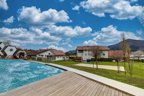 Una piscina al aire libre de temporada