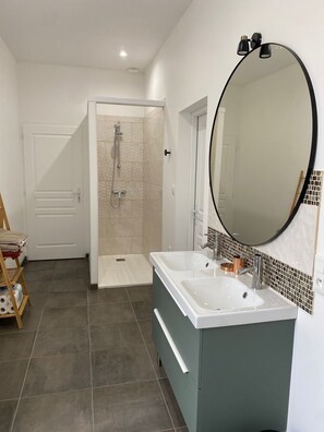 Een douche, een haardroger, een bidet, zeep