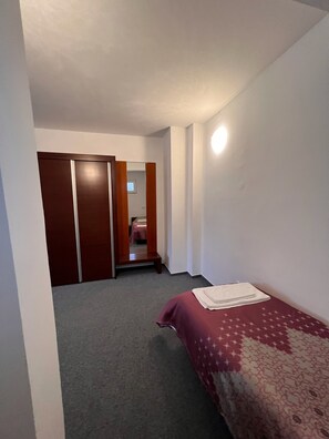 Habitación individual clásica | Baño | Toallas, jabón, champú y papel higiénico