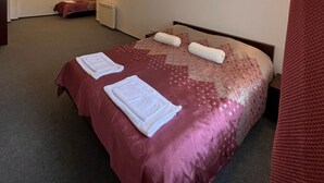 Ein Hotelzimmer mit einem großen Bett, zwei Nachttischen und einer Heizung.