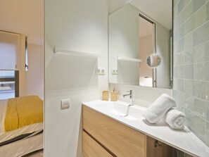Douche, sèche-cheveux, serviettes fournies