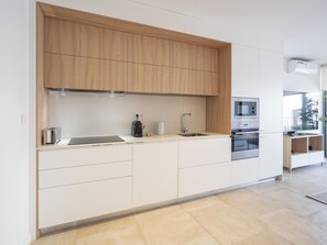 Kühlschrank, Mikrowelle, Ofen, Geschirrspüler