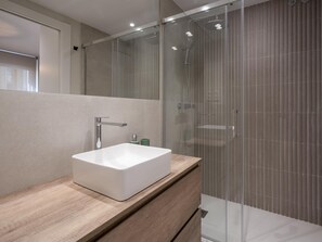 Dusche, Haartrockner, Handtücher