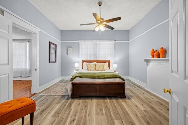 3 bedrooms, desk, iron/ironing board, travel crib