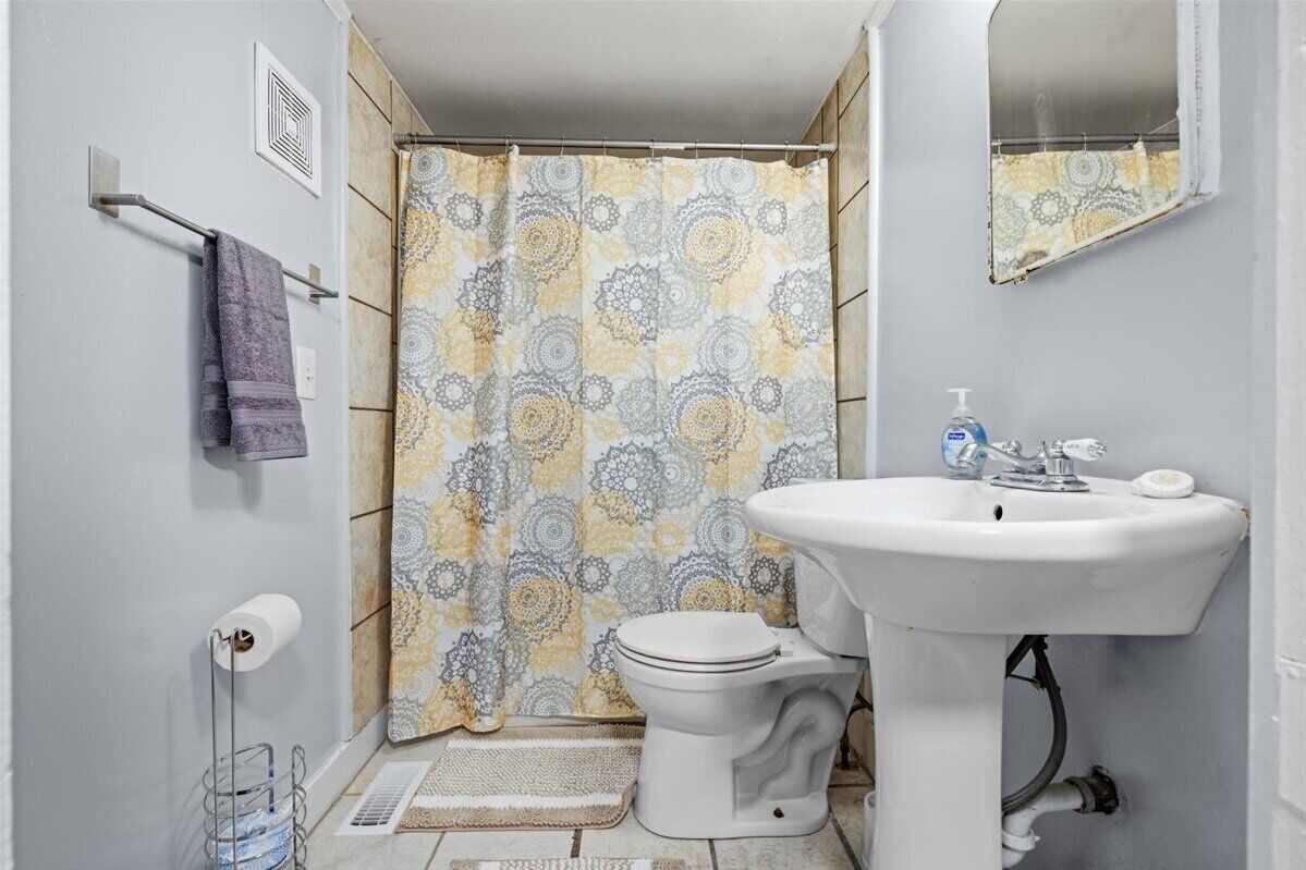 Tina con regadera, secadora de cabello, toallas 