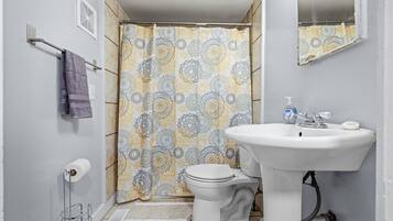 Tina con regadera, secadora de cabello, toallas