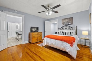 3 soverom, skrivebord, strykejern/-brett og reiseseng for barn