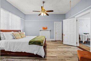 3 bedrooms, desk, iron/ironing board, travel cot