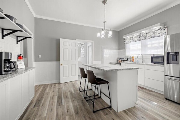 Kjøleskap, mikrobølgeovn, ovn og kokeplater