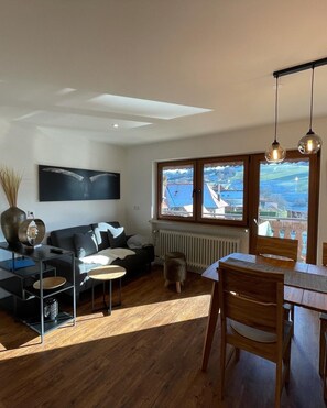 Smart TV, DVD player, stereo