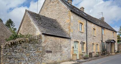 Hope Cottage, Naunton - Dog friendly with a wood burner and garden
