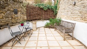 Terrace/patio - Hope Cottage, Naunton - pet friendly with a wood burner and garden (Naunton)