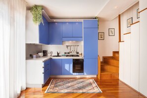 Refrigerador, lavavajillas, cafetera y tetera y tetera eléctrica