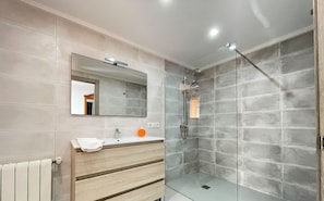 Bathtub, towels - Villa CARRASQUETA in Moraira – 5 bedrooms, private pool, barbecue and terraces with views. 800 metres from the beach. (Moraira)