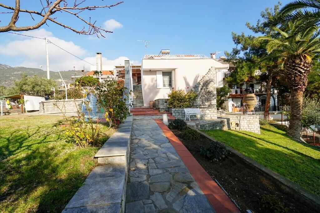Villa with great view and a few steps away from the beach !!!