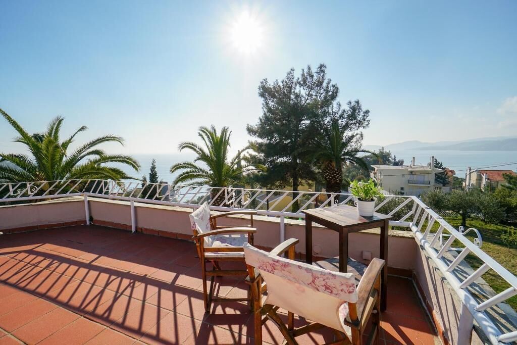 Villa with great view and a few steps away from the beach !!!