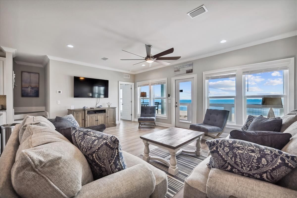 Fernseher, DVD-Player, Tischfußball, Tischtennisplatte