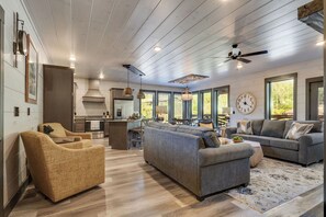 テレビ、暖炉、テレビゲーム