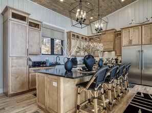 Fridge, microwave, oven, stovetop - 8 Bedrooms - SITTIN' ON TOP OF THE WORLD! (Sevierville)