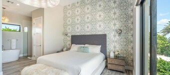 Evolution: Luxe Single-level Villa w/Private Pool, Jacuzzi, Dock