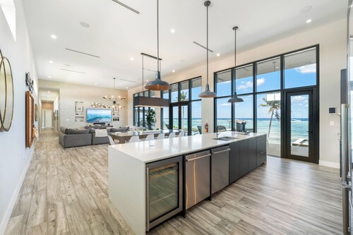 Evolution: Luxe Single-level Villa w/Private Pool, Jacuzzi, Dock