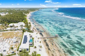 Plage, chaises longues, serviettes de plage