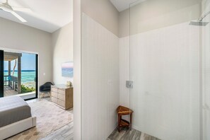 7 bedrooms, free WiFi, bed sheets, wheelchair access - Evolution: Stay a Week Save 20%; Luxe Single-Level Villa w/Pool + Jacuzzi (Bodden Town)