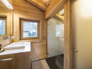 Badewanne, Hausschuhe, Handtücher, Seife