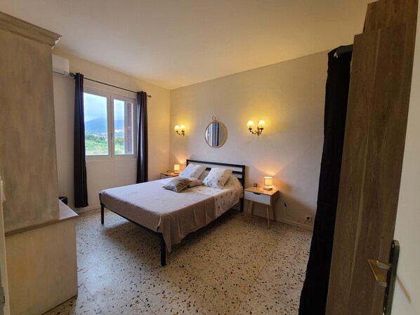 3 makuuhuonetta, tallelokero huoneessa, äänieristys, silitysrauta/-lauta