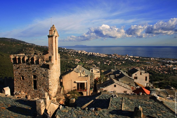 La tour du village de Furiani vue sur la plaine et de la mer