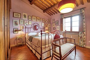 5 quartos, ferros/tábuas de passar roupa, berço de viagem