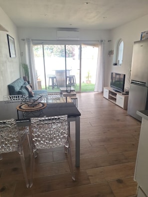 Living area - 🇫🇷 🏡 Pretty T2 with terraces - In the heart of the village, Near the beach (Alénya)