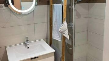 Serviettes fournies, papier toilette