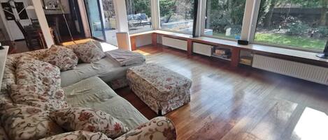 壁爐、書籍、音響