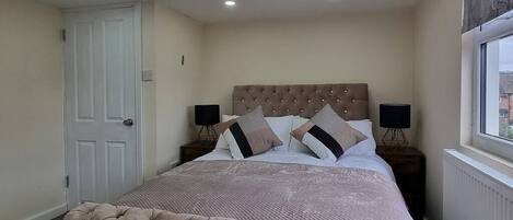 4 bedrooms, iron/ironing board, free WiFi