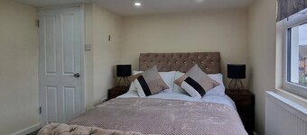 Pastures Way House - Lovely and Spacious 4 Bed House near L & D Hospital