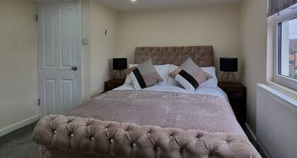 Pastures Way House - Lovely and Spacious 4 Bed House near L & D Hospital